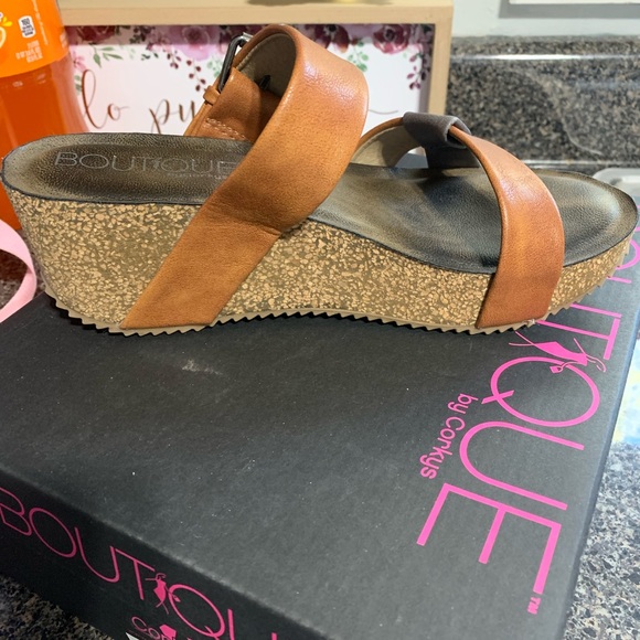 Shoes/ Wedges - Picture 3 of 3